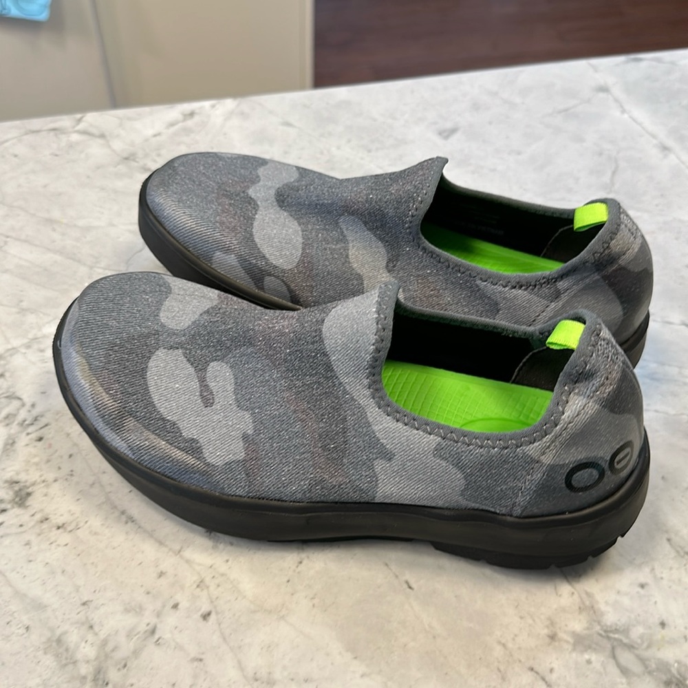 'OOFOS' Women's OOmg eeZee Low Shoe - Black / Grey Camo size 7